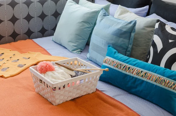Travesseiros coloridos na cama no quarto moderno — Fotografia de Stock