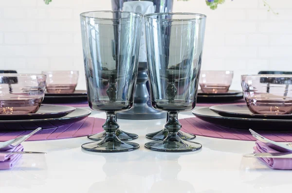 Bicchieri vuoti sul tavolo da pranzo — Foto Stock