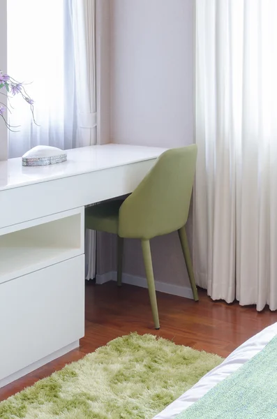 Зелений стілець з білим столом — стокове фото