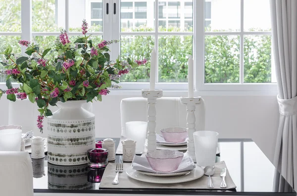 Set de cena sobre mesa de cristal con planta en jarrón de cerámica —  Fotos de Stock