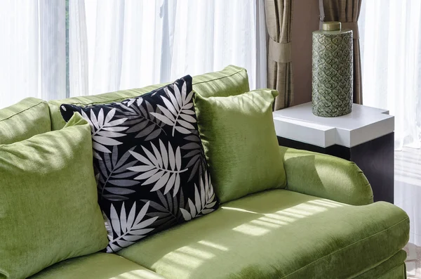 Yeşil kanepe oturma odasında yastık ile
