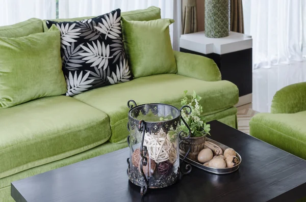 Skleněná váza na dřevěný stůl v obývacím pokoji — Stock fotografie