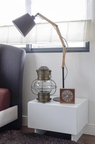 Класичний стиль ліхтаря з дерев'яною лампою і годинником на білому столі — стокове фото