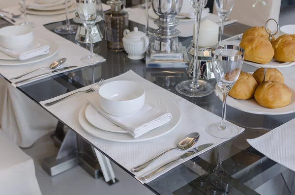 Ensemble de table sur table en verre dans la salle à manger — Photo