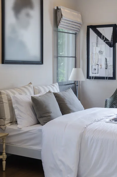 Cuscini grigi su letto bianco in camera da letto — Foto Stock