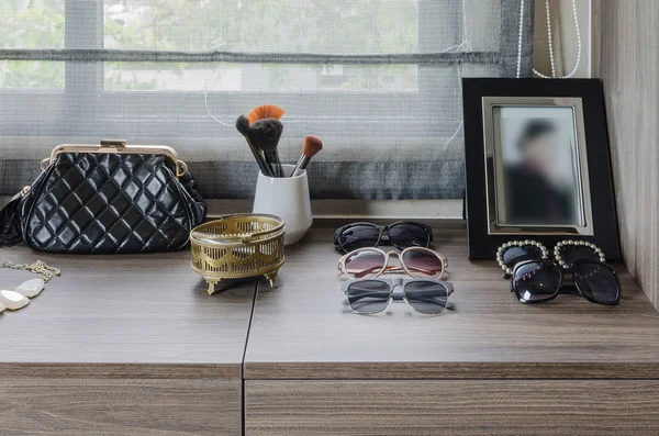 Toilettafel met vrouw accessoires — Stockfoto