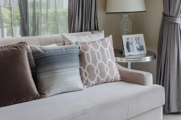 Travesseiros no sofá na sala de estar — Fotografia de Stock