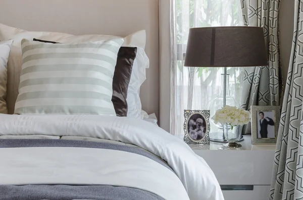 Cuscini su letto in camera da letto moderna — Foto Stock