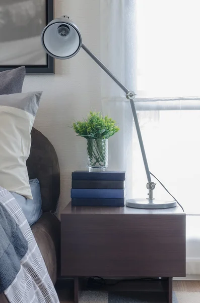 Lámpara moderna en la mesa de madera en el dormitorio —  Fotos de Stock