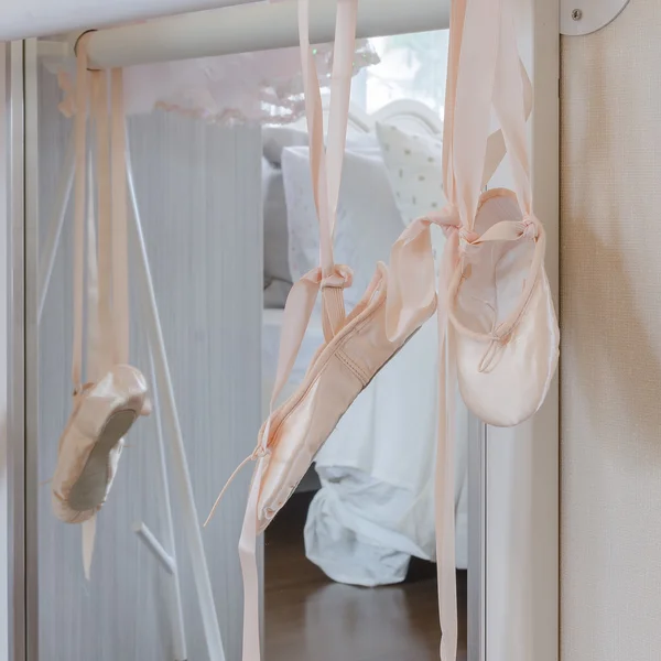 芭蕾舞鞋挂在酒吧 — 图库照片