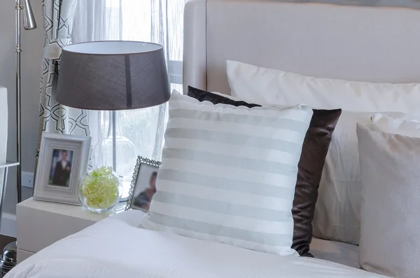 Almohadas en la cama en el dormitorio moderno —  Fotos de Stock