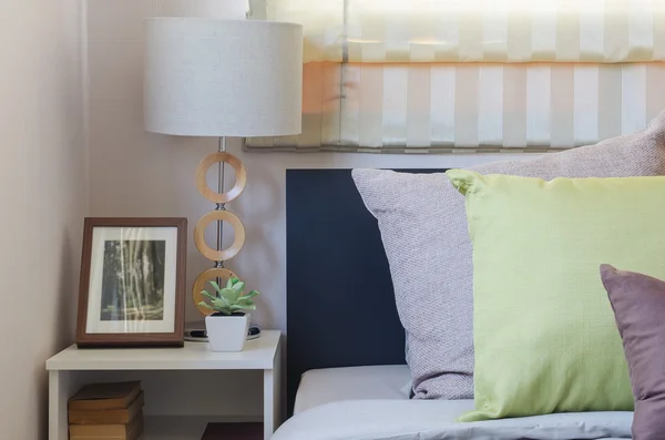 Almohadas marrones y almohadas verdes en la cama en el dormitorio — Foto de Stock