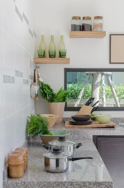 Кухонный стол с посудой, приготовленной для приготовления пищи — стоковое фото