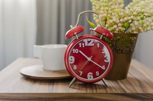 Despertador rojo en la mesa — Foto de Stock