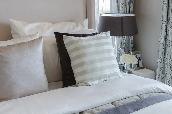 現代寝室でベッドの上の枕 — ストック写真
