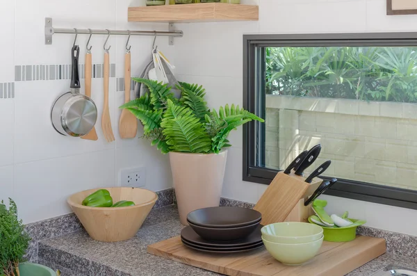 Mostrador de cocina con utensilio preparado para cocinar — Foto de Stock