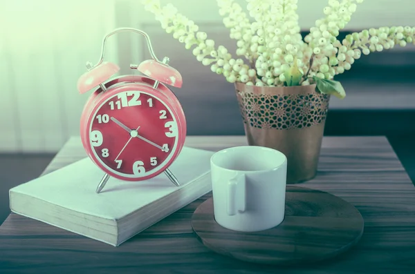 Retro foto stijl voor moderne rood alarm clock op boek — Stockfoto