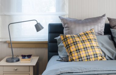 tablo üzerinde modern gri lamba ile modern yatak odası