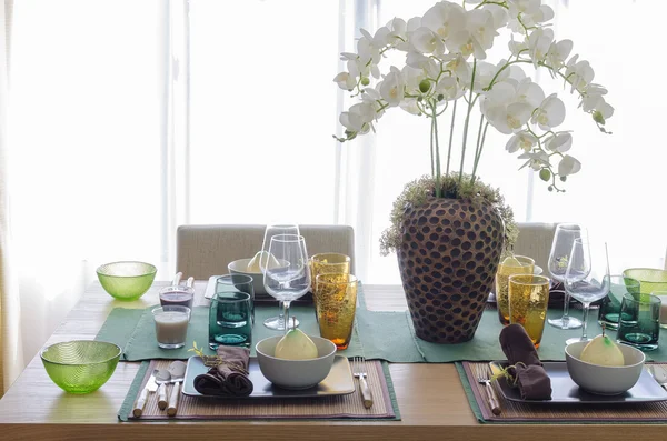 Tabel instellen op houten tafel in de eetkamer — Stockfoto