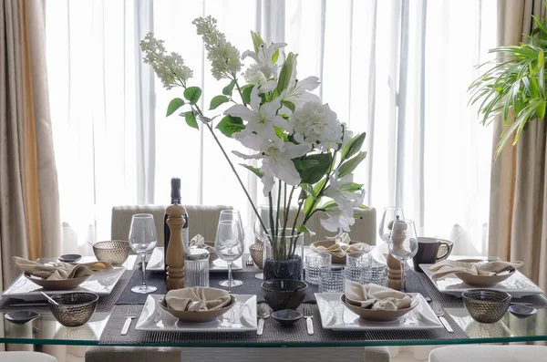 White modern dinning room with flower on table — Stock Photo, Image