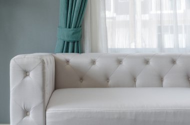 Yeşil duvar ve perde ile modern beyaz kanepe