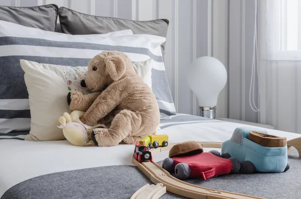 Camera da letto per bambini con bambole e giocattoli sul letto — Foto Stock