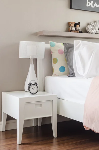 Sypialnia dla dzieci białe poduszki i lampa — Zdjęcie stockowe