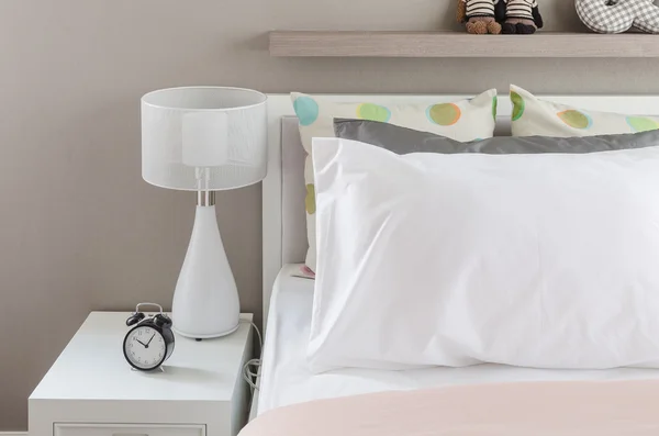 Camera da letto per bambini con cuscini bianchi e lampada — Foto Stock