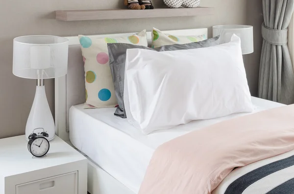Dormitorio de niño con almohadas blancas y lámpara — Foto de Stock