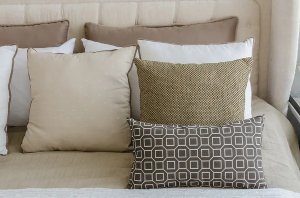 Almohadas marrones en la cama en el dormitorio — Foto de Stock