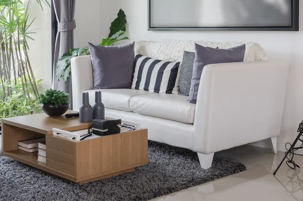 Weißes Sofa mit Holztisch — Stockfoto