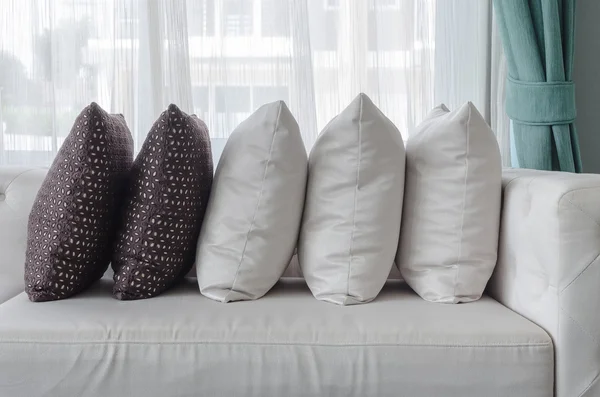 Řada polštáře na bílé moderní pohovka v obývacím pokoji — Stock fotografie