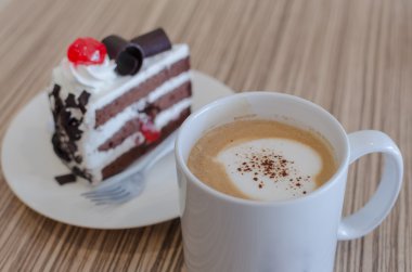 kahve ile kek üzerine ahşap masa