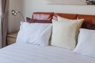 Kahverengi deri yatak ve yastık yatak odası