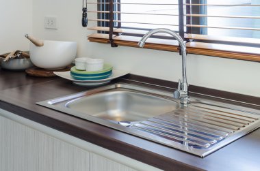 Lavabo ve musluk ile modern kiler