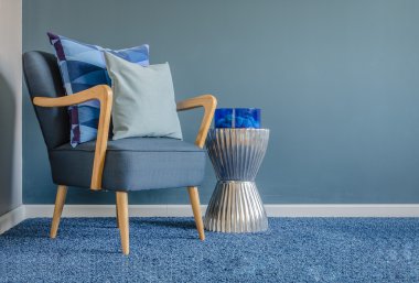 Mavi renk yastık ile ahşap sandalye