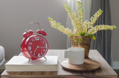 kitap kırmızı çalar saat 