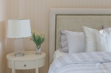 Beyaz lamba ve bitki cam vazoda