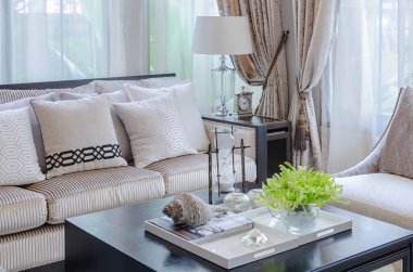 Ahşap masa üzerinde bitki vazo