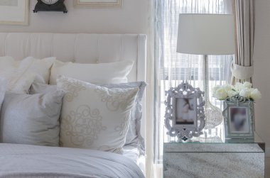 Resim çerçevesi ve cam masa lambası ile yatak odası