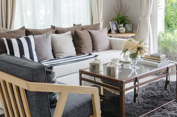 modern oturma odasında beyaz kanepe yastık 