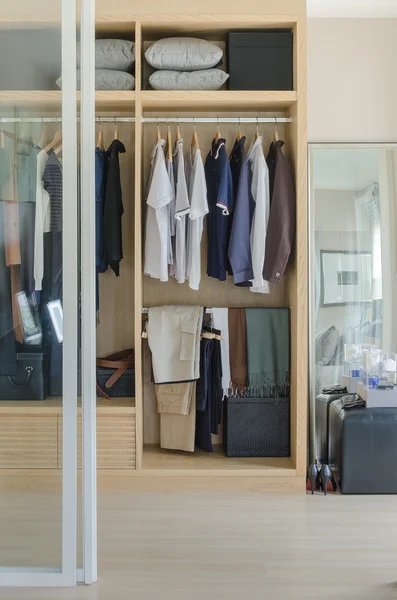 Dolapta asılı ahşap gardıropta giysileri ile yürümek