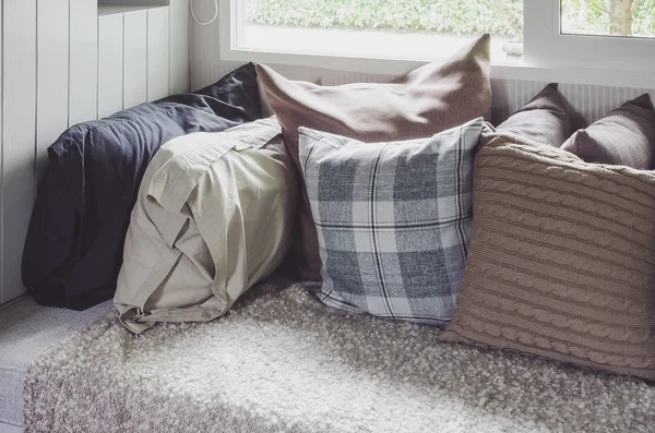 Multe perne pe canapea cu pătură în camera de zi acasă — Fotografie, imagine de stoc