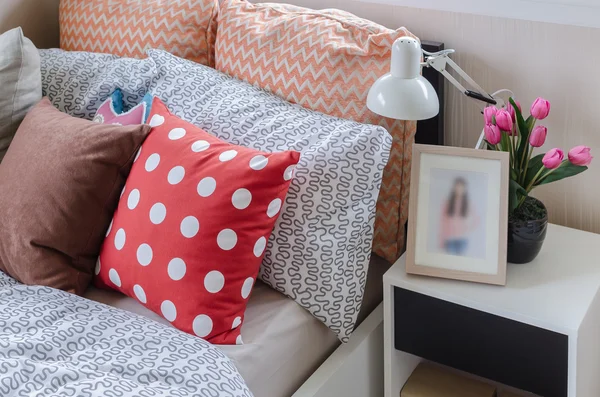 Sypialnia dla dzieci kolorowe poduszki na sofie — Zdjęcie stockowe