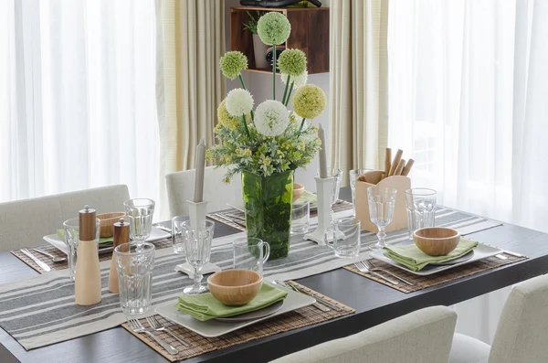 Mesa de comedor de madera con flor —  Fotos de Stock