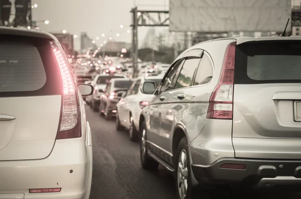 Blocco di traffico sulla strada maestra con luce bokeh — Foto Stock