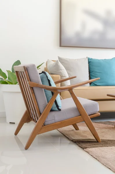 Silla de madera con almohada en sala de estar moderna — Foto de Stock