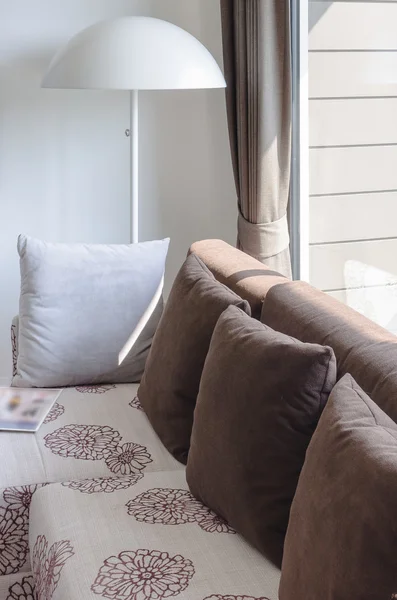 Moderne wit licht in woonkamer met bruine weefsel sofa — Stockfoto
