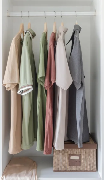 Kolorowe koszulki wisi w szafie biały — Zdjęcie stockowe