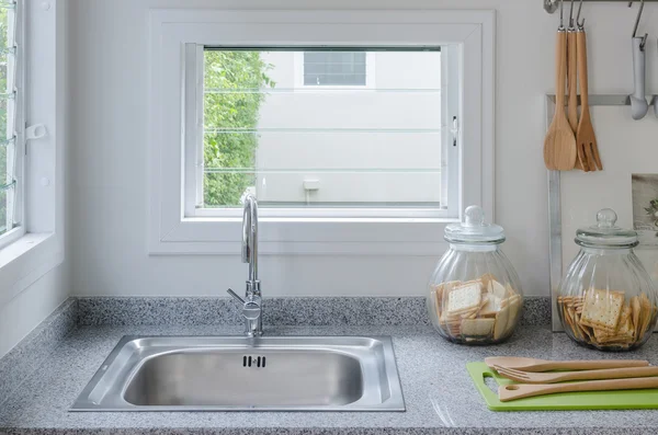 Spüle aus Edelstahl in der modernen Küche — Stockfoto